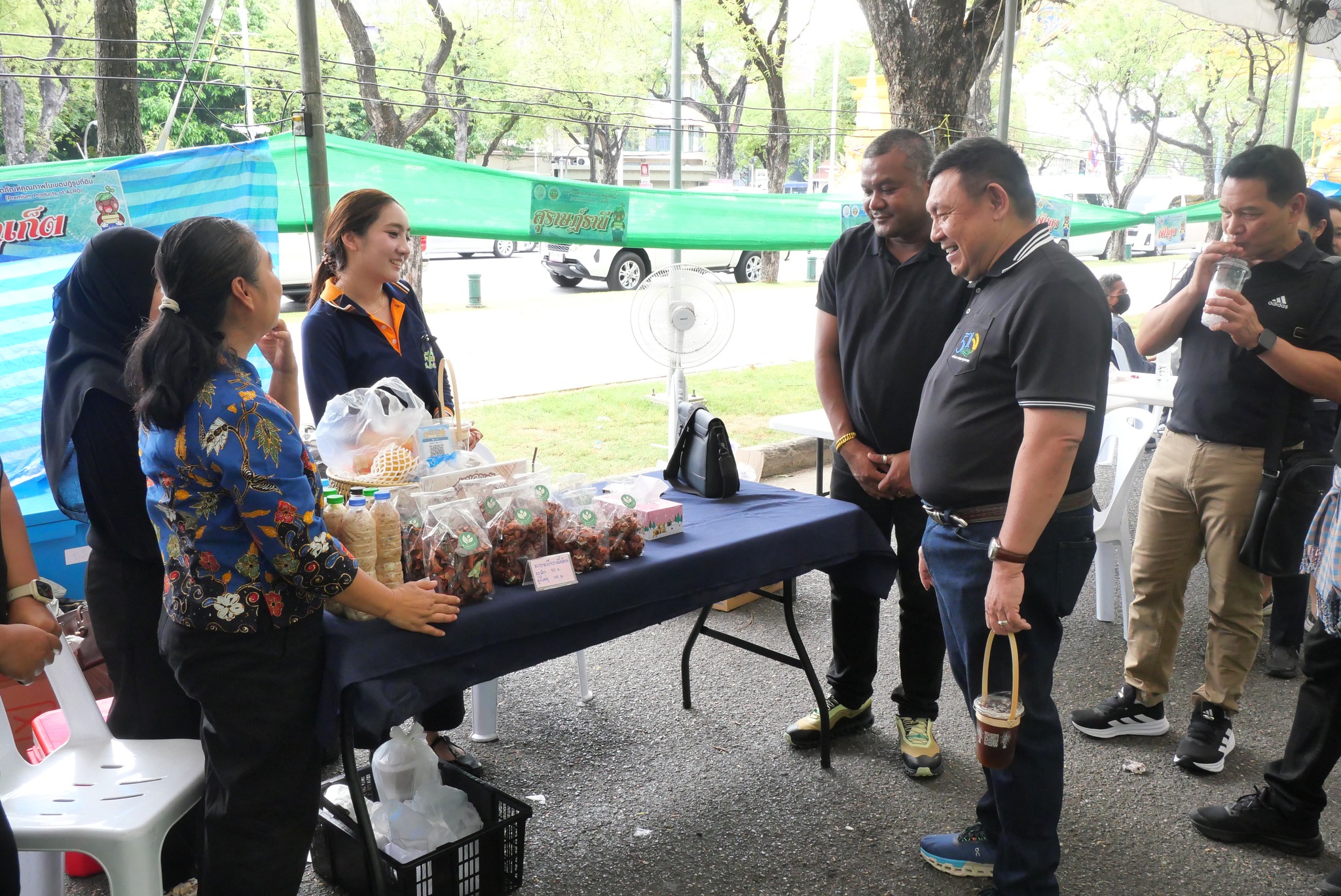 title - เลขาธิการ ส.ป.ก. เยี่ยมทักทายเกษตรกรและซื้อสินค้าในบรรยากาศวันสุดท้ายของการออกร้านขายสินค้า จากเขตปฏิรูปที่ดิน ส่งท้ายงานครบรอบ 51 ปี ส.ป.ก.